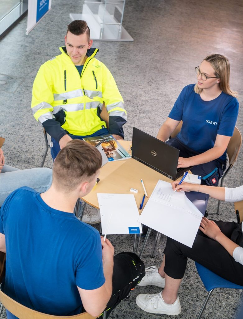 Azubis von Schott halten ein Meeting